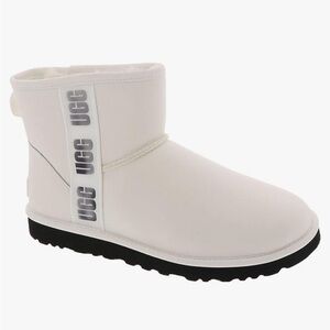 UGG Women’s Classic. Mini side logo boot. Size 8